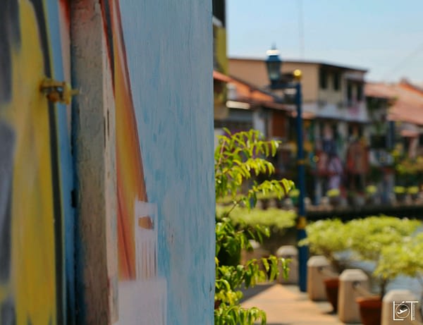 Lifestyle. With nice promenades along the river and the canals Malacca has spots to sit down, relax and just look at all the colorful graffiti on the houses. Where is a better place to hang out behind the hostel and drink some beers with an group of Malaysians?